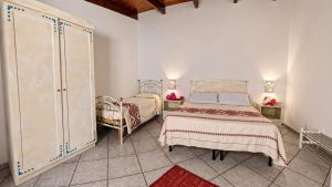 a bedroom with two beds and a dresser at L'ALGA in Càbras