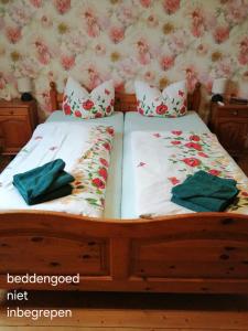 two twin beds with pillows on them in a bedroom at Vakantiehuis Ykema in Eisenschmitt