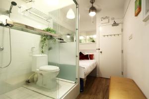Uma casa de banho em Apple lnn Causeway Bay