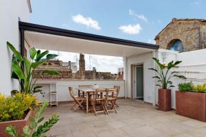 a patio with a table and chairs on a balcony at Terrazza del Pittore in Gioia del Colle