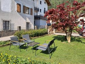 a group of chairs and a table in a yard at Dai Barèta in Dare