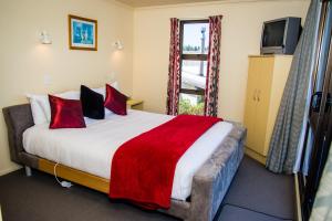 Postel nebo postele na pokoji v ubytování Edgewater Motel