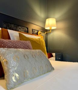 a bed with a pillow and a lamp on it at Suite Vendôme - Elégance, Terrasse avec accès Piscine in Villeréal +8 photos
