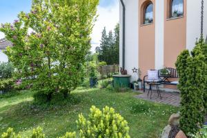 a garden with a bench and a tree at Ruhige Einliegerwohnung mit Terasse in Altenkunstadt