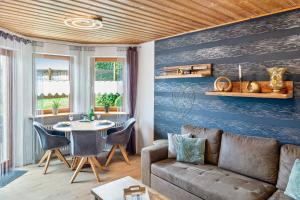 a living room with a couch and a table at Ruhige Einliegerwohnung mit Terasse in Altenkunstadt