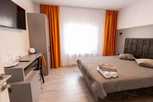 a bedroom with a bed with two towels on it at Casa Maya in Băile Govora