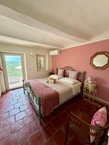 una camera da letto con un letto con specchio e sedia di La Vite è Bella a Govone