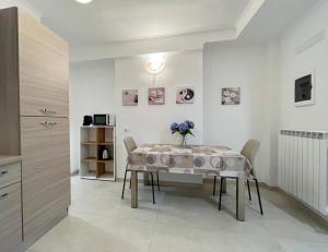 a dining room with a table and chairs at Grazioso Bilocale della Rosa a Cadorago in Fino Mornasco