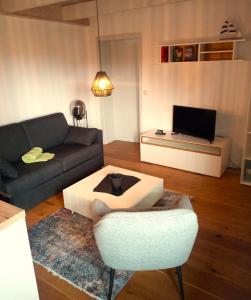 a living room with a couch and a table at Fischstuebchen Neeberg in Krummin