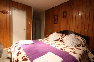 A bed or beds in a room at Casa Chilhué - Hostal Residencial
