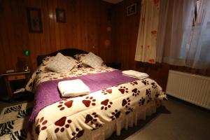 A bed or beds in a room at Casa Chilhué - Hostal Residencial