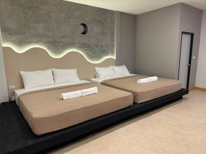 two beds in a room with two bedsvisor at JanJao Resort in Nakhon Sawan +7 photos
