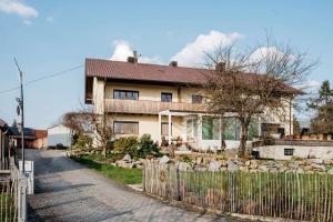 a house with a fence in front of it at Ferienwohnung Altes Zollhaus in Ering