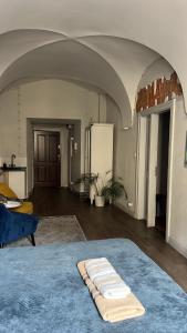 a living room with a blue blanket on a bed at Rynek 5 Winiarnia in Lublin