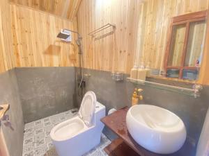 a bathroom with a toilet and a sink at A Phủ Home's Tà Xùa in Bắc Yên +59 photos