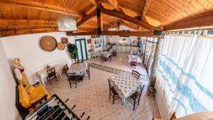 an overhead view of a living room with tables and chairs at L'ALGA in Càbras