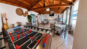 a room with ping pong tables and a dining room at L'ALGA in Càbras