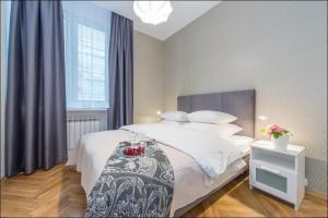 Un dormitorio con una cama y una mesa con fruta. en P&O Apartments Metro Centrum en Varsovia