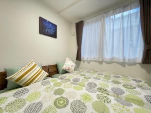 a bedroom with a bed and a window at エムズ千歳幸町2 in Chitose
