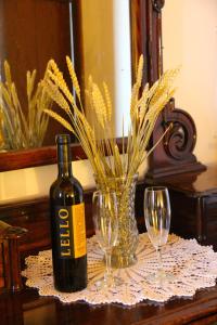 una botella de vino y dos copas de vino en una mesa en Casa do Sr. Alberto, en Praia da Vitória