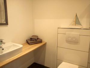 a bathroom with a sink and a counter with a white sink at Fischstübchen Neeberg Fewo 5 – Bootshaus in Krummin +47 photos
