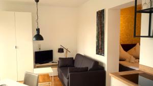 a living room with a couch and a television at Fischstübchen Neeberg Fewo 5 – Bootshaus in Krummin