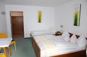 Łóżko lub łóżka w pokoju w obiekcie Hotel Garni Sport Sonneck