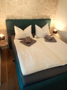 a bed with two pillows on top of it at Fischstübchen Neeberg Fewo 5 – Bootshaus in Krummin