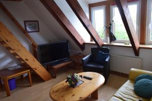 a living room with a tv and a table at FeWo Vobbe in Dänischenhagen