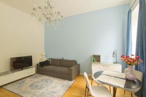 a living room with a couch and a table at Indigo am Gürtel in Vienna