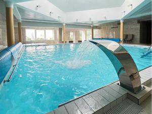 ein großes Schwimmbecken mit Wasserspiel in der Unterkunft Health & Wellness Center Energetikas in Šventoji