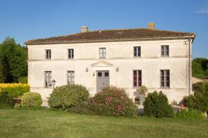 ein großes weißes Haus mit einem Hof in der Unterkunft Domaine TerrOcéane in La-Gripperie-Saint-Symphorien