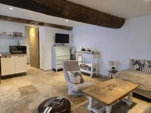 a living room with a bed and a table at La Bastide in Bédarrides
