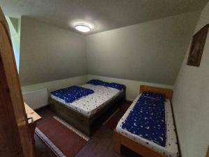 two twin beds in a small room withthritisthritisthritisthritisthritisthritisthritisthritis at Cabana Anita in Sovata