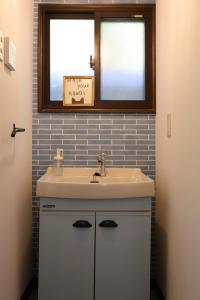 a bathroom with a sink and a window at パノラマスター白子-Panoramastars Shirako-星降る夜の貸切ステイ in Shirako +39 photos