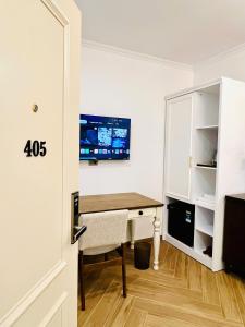 a room with a desk and a tv at Khách sạn Solea VIỆT TRÌ in Việt Trì
