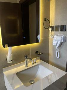 a bathroom with a white sink and a mirror at شقق سكنية بالربوة2 in Medina +38 photos
