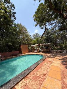 a swimming pool in a yard with trees at New Krishna Hotel Matheran in Matheran +22 photos