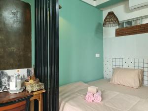a bedroom with a bed with pink towels on it at Kitya Homestay in Phumi Ta Phul