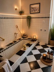 a bathroom with a black and white checkered floor at MÜHLBACHER - inklusive kostenfreiem Eintritt in die Alpentherme in Bad Hofgastein +43 photos