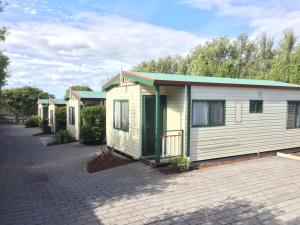 a row of mobile homes parked in a parking lot at Inverloch Cabins & Apartments in Inverloch