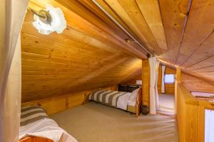 ein Schlafzimmer in einer Blockhütte mit zwei Etagenbetten in der Unterkunft Madarao Vacances Village in Iiyama + 79 Fotos