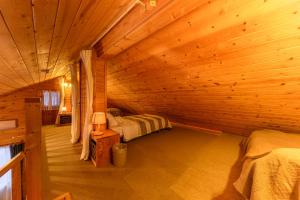 ein Zimmer mit zwei Betten in einer Blockhütte in der Unterkunft Madarao Vacances Village in Iiyama