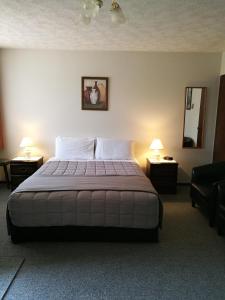 Llit o llits en una habitació de Hacienda Motel