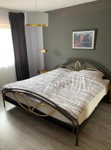 a bed with a metal frame in a bedroom at Wohnung in ruhiger Wohnlage in Bad Kreuznach