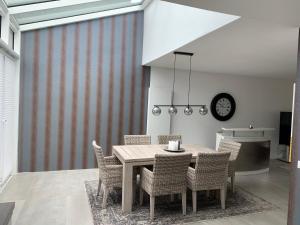 a dining room with a table and chairs at Wohnung in ruhiger Wohnlage in Bad Kreuznach