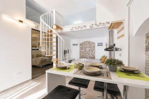 a kitchen and living room with a table and chairs at Venti Nodi in Vieste