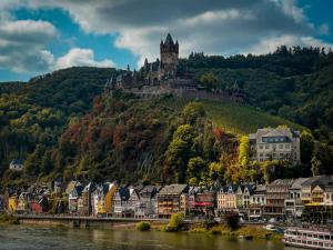 a town with a castle on top of a hill at Mosel-Cottage in Briedern