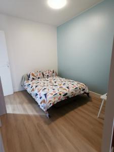 a small bedroom with a bed in the corner at Studio au coeur pays basque in Ustaritz