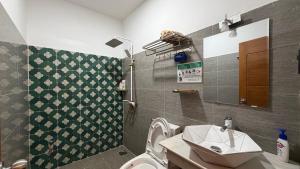 a bathroom with a toilet and a sink at Nắng Hotel in Cẩm Mỹ